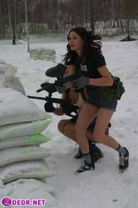 порно фотосессия Голые девчёнки захотели поиграть в войну mr307009.jpg