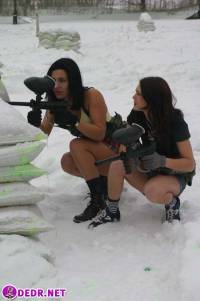 порно фотосессия Голые девчёнки захотели поиграть в войну mr307010.jpg