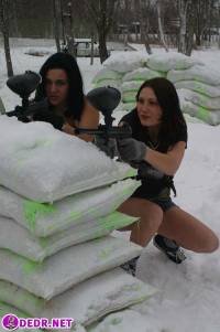 порно фотосессия Голые девчёнки захотели поиграть в войну mr307011.jpg