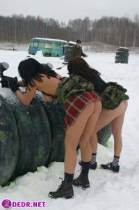 порно фотосессия Голые девчёнки захотели поиграть в войну mr307017.jpg
