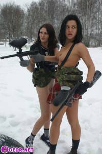 порно фотосессия Голые девчёнки захотели поиграть в войну mr307025.jpg