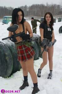 порно фотосессия Голые девчёнки захотели поиграть в войну mr307027.jpg