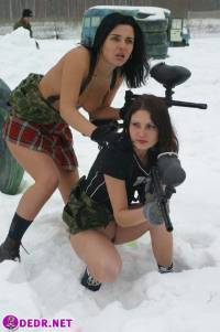 порно фотосессия Голые девчёнки захотели поиграть в войну mr307032.jpg