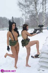 порно фотосессия Голые девчёнки захотели поиграть в войну mr307079.jpg