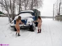 порно фотосессия Две голые девушки чистят от снега автомобиль 123191750002.jpg