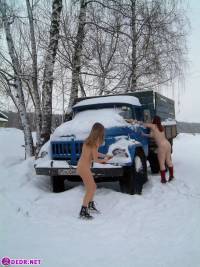 порно фотосессия Две голые девушки чистят от снега автомобиль 123191750014.jpg