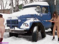 порно фотосессия Две голые девушки чистят от снега автомобиль 123191750018.jpg