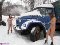 порно фотосессия Две голые девушки чистят от снега автомобиль 123191750028.jpg