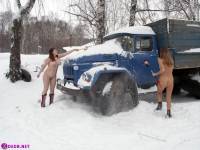 порно фотосессия Две голые девушки чистят от снега автомобиль 123191750032.jpg