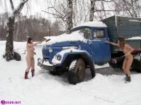 порно фотосессия Две голые девушки чистят от снега автомобиль 123191750034.jpg