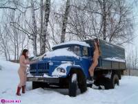 порно фотосессия Две голые девушки чистят от снега автомобиль 123191750039.jpg