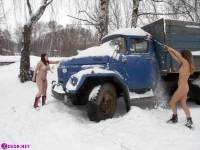 порно фотосессия Две голые девушки чистят от снега автомобиль 123191750040.jpg