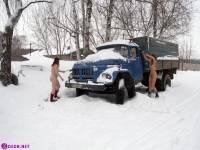 порно фотосессия Две голые девушки чистят от снега автомобиль 123191750043.jpg