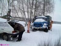 порно фотосессия Две голые девушки чистят от снега автомобиль 123191750045.jpg