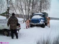 порно фотосессия Две голые девушки чистят от снега автомобиль 123191750046.jpg