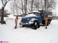 порно фотосессия Две голые девушки чистят от снега автомобиль 123191750047.jpg