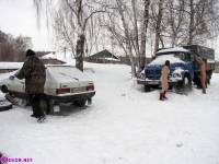 порно фотосессия Две голые девушки чистят от снега автомобиль 123191750048.jpg