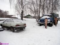 порно фотосессия Две голые девушки чистят от снега автомобиль 123191750049.jpg