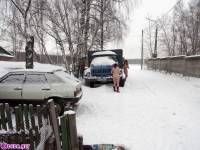 порно фотосессия Две голые девушки чистят от снега автомобиль 123191750050.jpg
