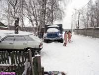 порно фотосессия Две голые девушки чистят от снега автомобиль 123191750053.jpg