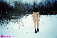 порно фотосессия Обсалютно голые русские девушку в зимнем лесу 0049016.jpg