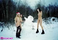 порно фотосессия Обсалютно голые русские девушку в зимнем лесу 0049018.jpg