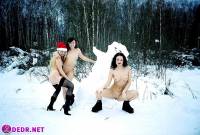 порно фотосессия Обсалютно голые русские девушку в зимнем лесу 0049026.jpg