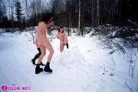 порно фотосессия Обсалютно голые русские девушку в зимнем лесу 0049064.jpg