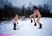 порно фотосессия Обсалютно голые русские девушку в зимнем лесу 0049076.jpg