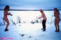 порно фотосессия Обсалютно голые русские девушку в зимнем лесу 0049107.jpg