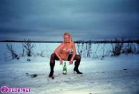 порно фотосессия Обсалютно голые русские девушку в зимнем лесу 0049129.jpg