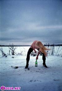 порно фотосессия Обсалютно голые русские девушку в зимнем лесу 0049131.jpg