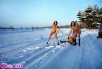 порно фотосессия Трём подружкам в -20 стало жарко и они разделись ass150092.jpg