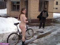 порно фотосессия Целка зимой катается на велосипеде 148654006.jpg