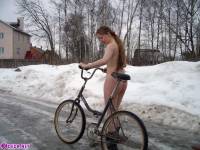 порно фотосессия Целка зимой катается на велосипеде 148654024.jpg