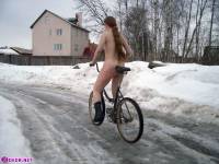 Целка зимой катается на велосипеде 148654027.jpg скачать