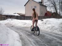 порно фотосессия Целка зимой катается на велосипеде 148654028.jpg