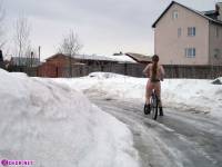 порно фотосессия Целка зимой катается на велосипеде 148654029.jpg