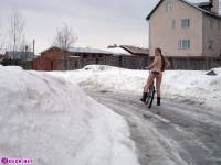 порно фотосессия Целка зимой катается на велосипеде 148654030.jpg