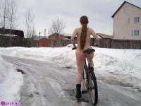 порно фотосессия Целка зимой катается на велосипеде 148654038.jpg