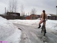 порно фотосессия Целка зимой катается на велосипеде 148654039.jpg