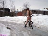 порно фотосессия Целка зимой катается на велосипеде 148654040.jpg