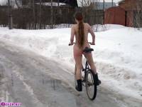 порно фотосессия Целка зимой катается на велосипеде 148654042.jpg
