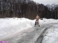 порно фотосессия Целка зимой катается на велосипеде 148654045.jpg