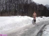 порно фотосессия Целка зимой катается на велосипеде 148654046.jpg
