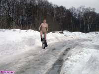 порно фотосессия Целка зимой катается на велосипеде 148654047.jpg