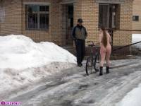 порно фотосессия Целка зимой катается на велосипеде 148654066.jpg
