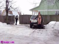 порно фотосессия Голая брюнетка шарится по снегу фото-12.йпг