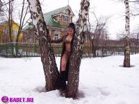 порно фотосессия Голая брюнетка шарится по снегу фото-13.йпг