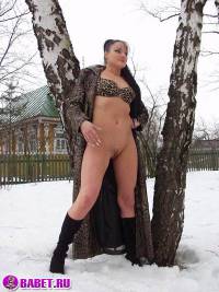 порно фотосессия Голая брюнетка шарится по снегу фото-20.йпг
